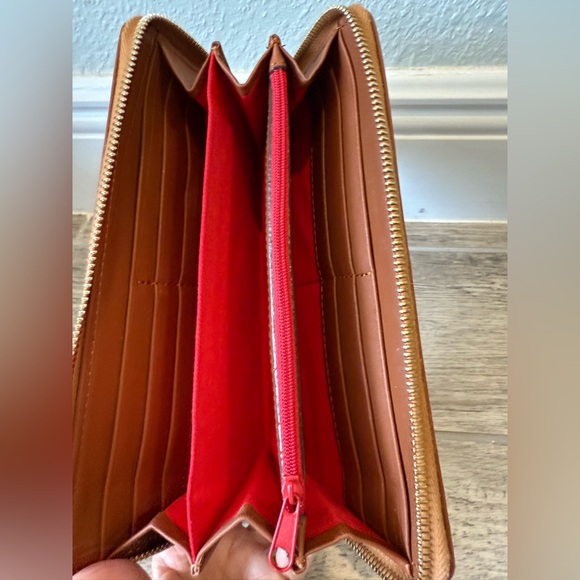 Beautiful Dooney and Bourke City Large Leather Zippered Wallet. - Picture 4 of 6